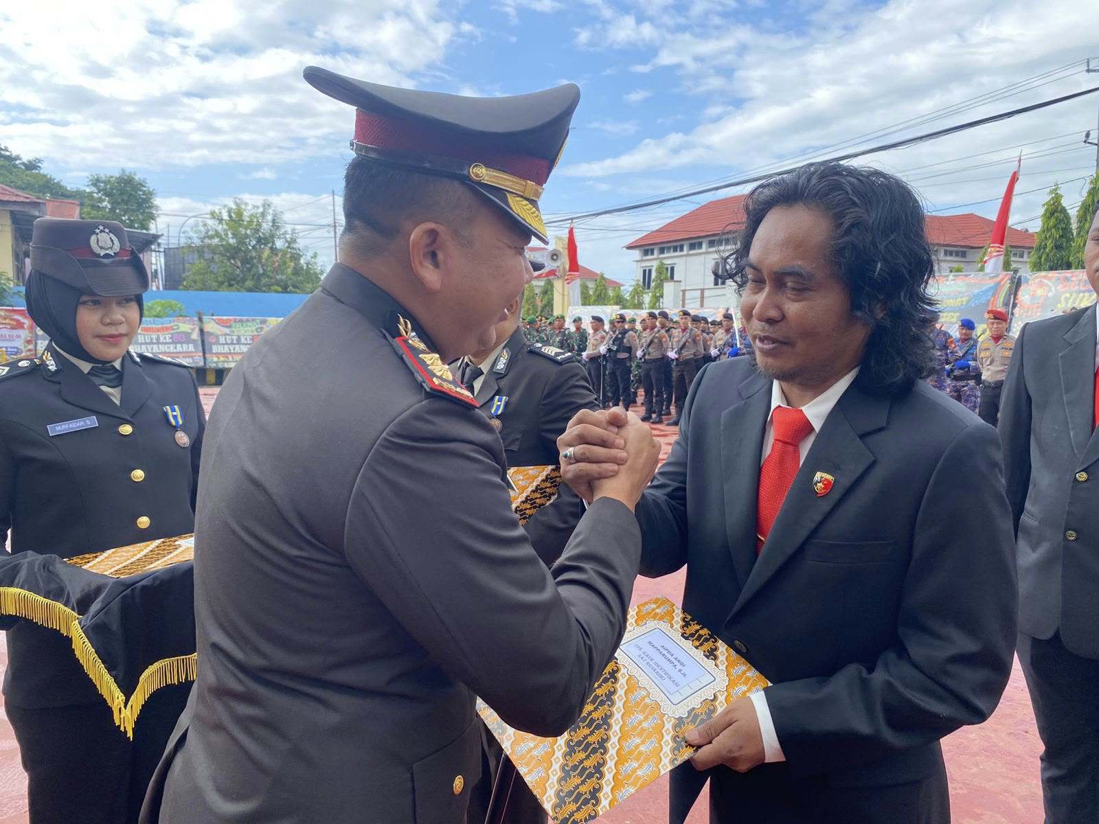 Pimpin Pengungkapan Sejumlah Kasus, Aipda Andi Mapparumpa Bersama Tim URC Resmob Terima Penghargaan di Hari Bhayangkara ke-80