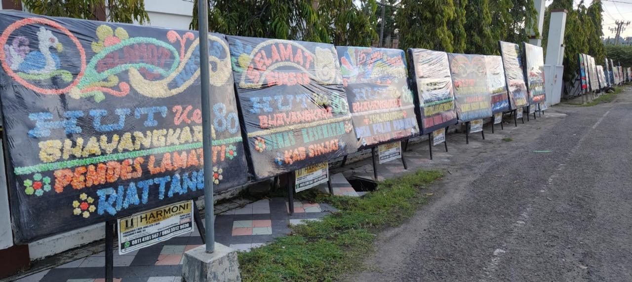 Halaman Mapolres Sinjai “Diselimuti” Karangan Bunga di Puncak Hari Bhayangkara Ke-80