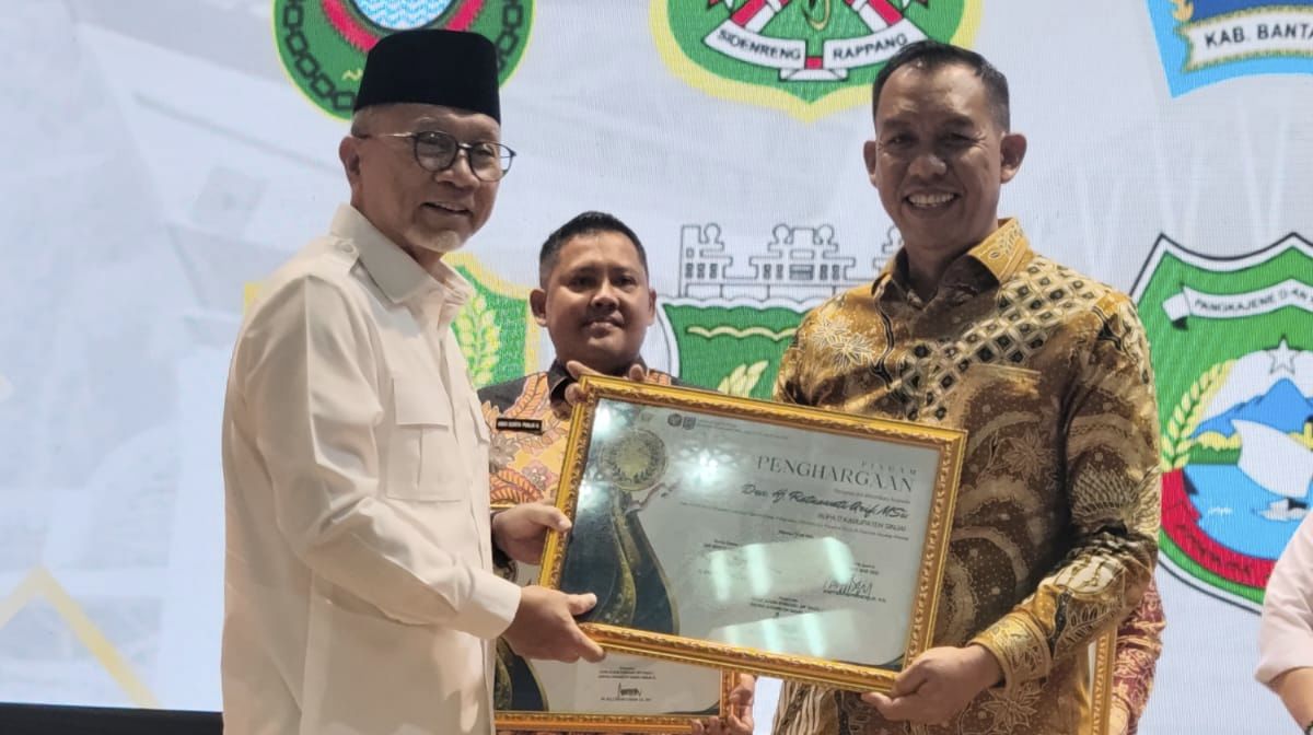 Bupati Sinjai Diganjar Penghargaan Ketahanan Pangan Desa, Wabup Mahyanto Terima Langsung di Rakor APDESI Sulsel