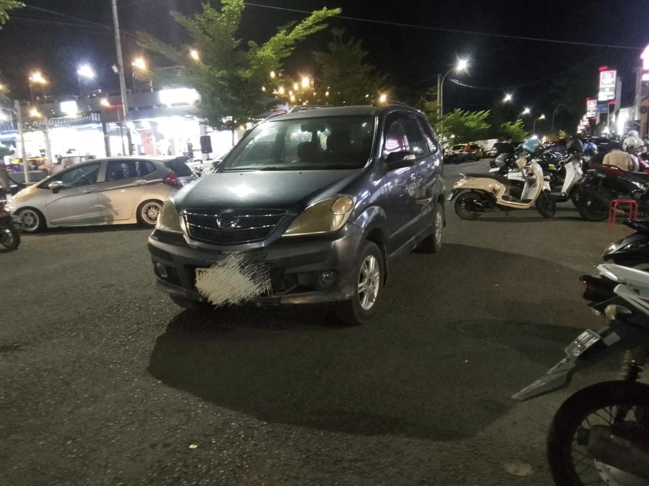 Semrawut! Minim Pengaturan Parkir di Alun-Alun Sinjai, Mobil Parkir di Badan Jalan Ganggu Arus Lalu Lintas