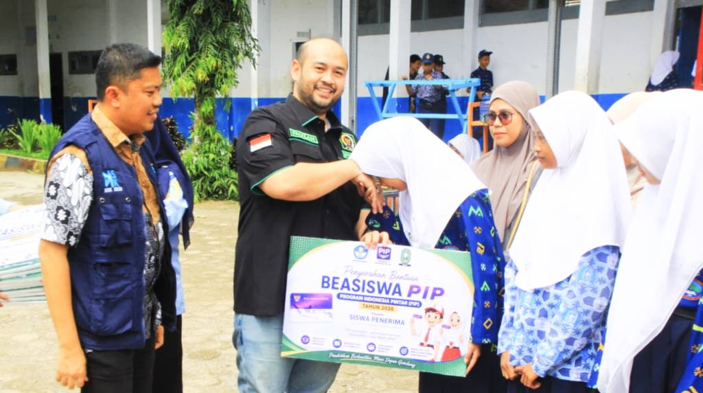 Bersama Disdik Achmad Fauzan Guntur Salurkan Bantuan PIP untuk 70 Siswa di Sinjai: Pendidikan adalah Investasi Masa Depan