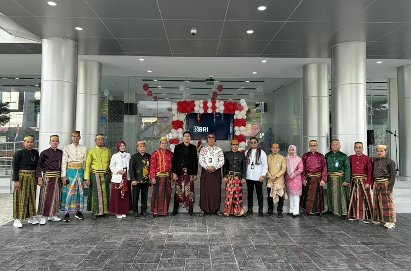 Semarak HUT ke-81 RI, BRI Cabang Sinjai Kenakan Pakaian Adat dan Wastra Nusantara