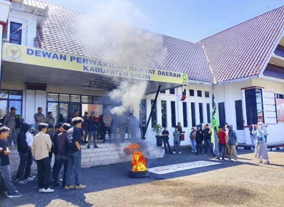 Puluhan Massa HMI Sinjai Geruduk DPRD, Soroti Kelangkaan BBM Hingga Tabung Gas