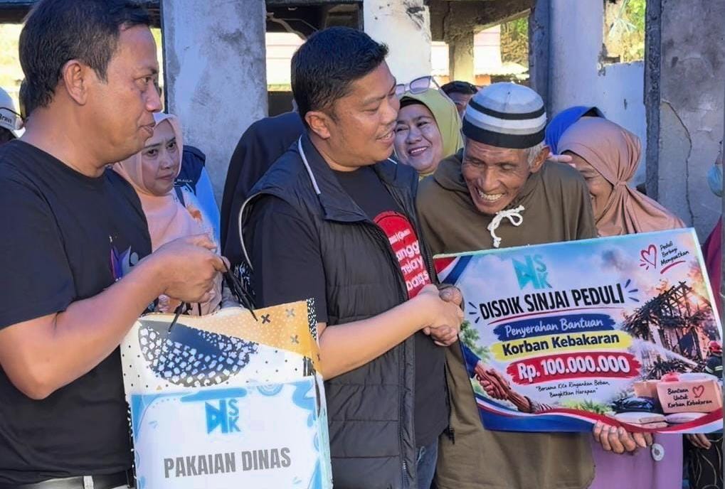 Rumah Hangus, Harapan Tak Padam! Disdik Sinjai Salurkan Bantuan Rp100 Juta untuk Korban Kebakaran di Sinjai Barat