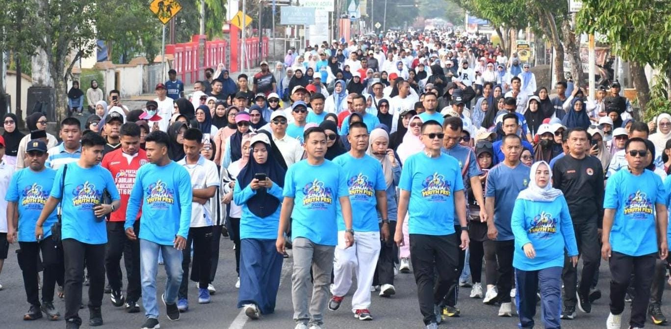 Semarakkan Sumpah Pemuda, 5.000 Peserta Padati Jalan Santai KNPI Sinjai, Dirangkaikan Aksi Sosial