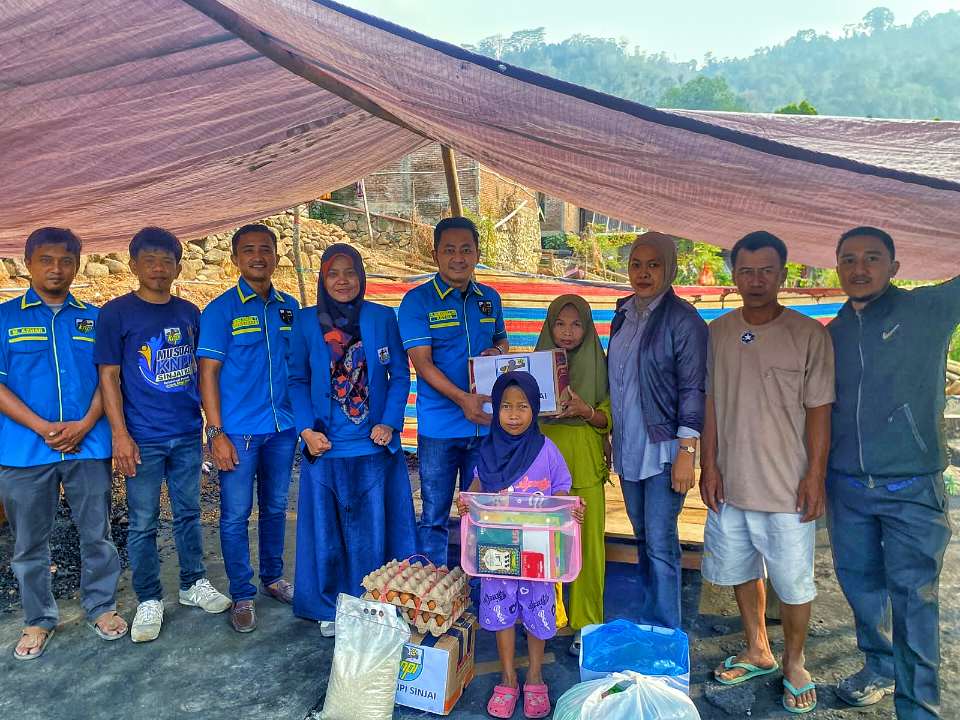 Rumah Ludes Dilalap Api, KNPI Sinjai Bergerak Bantu Dua Keluarga Korban Kebakaran